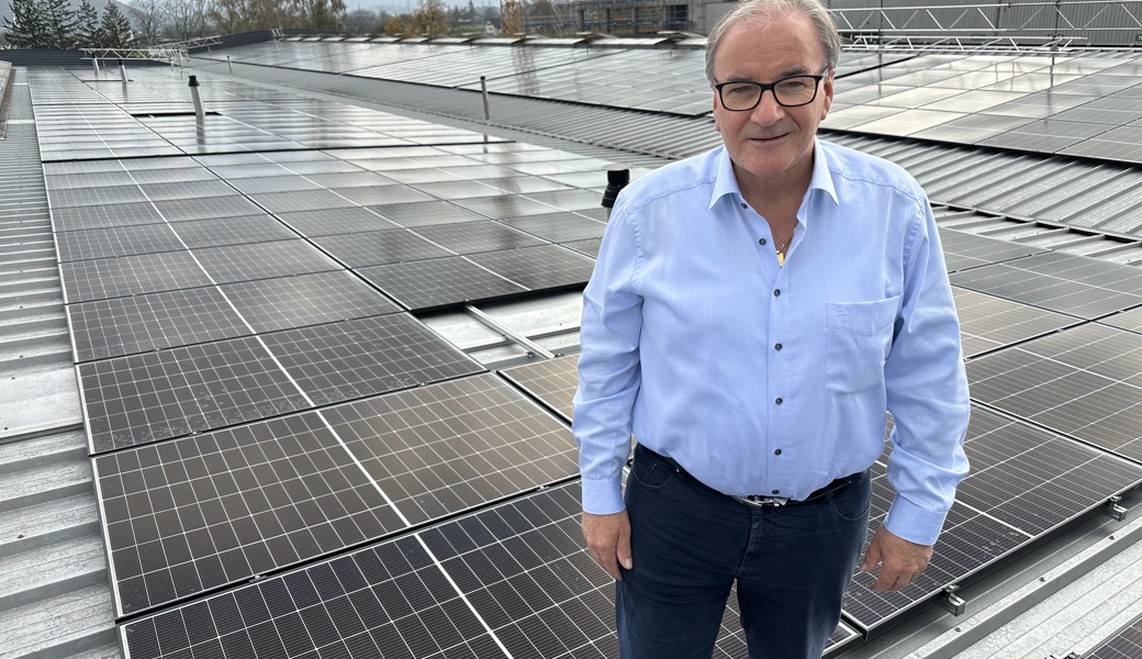 Inzwischen nutzt Peter Mattle das gesamte Dach seines Unternehmens zur Gewinnung von grüner Energie. Die Photovoltaikanlage produziert mehr Strom als die Pemat benötigt.