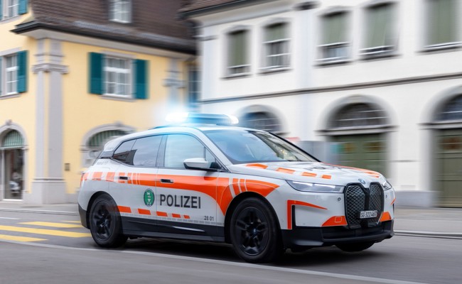 Autofahrer überholt Autos auf A13 via Pannenstreifen - Zeugen gesucht