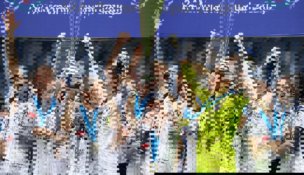  Lydia Andrade (ganz rechts) freut sich mit ihren Teamkolleginnen vom FC Zürich über den Meistertitel. 