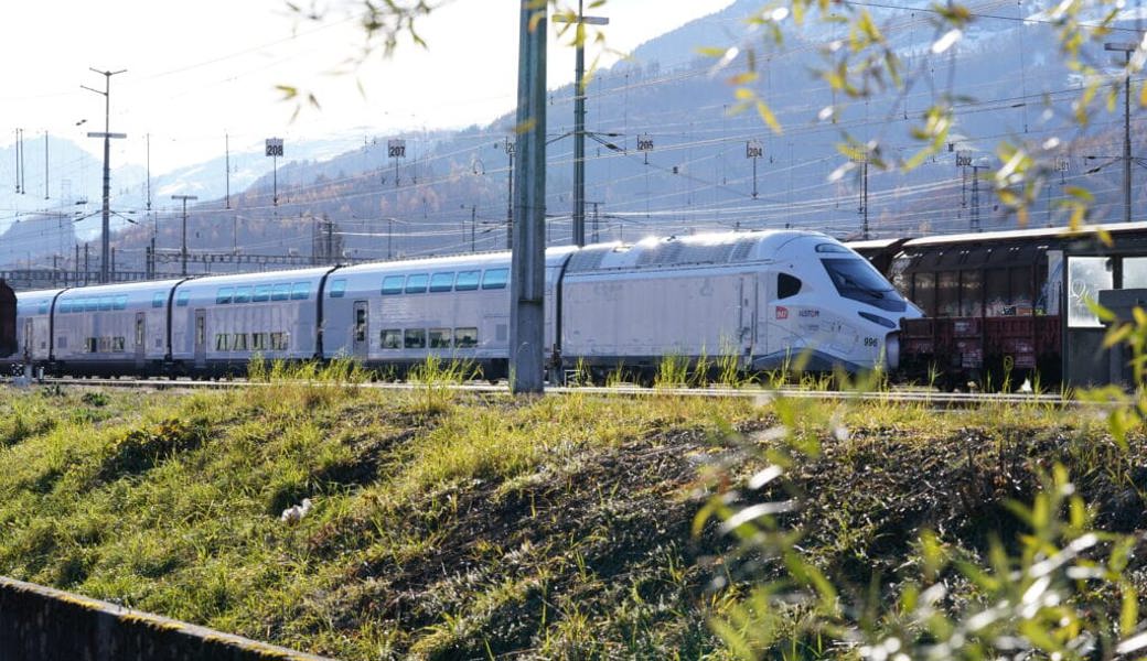  Aufgrund zahlreicher Baustellen in Deutschland erfolgte der Transport des TGV-Prototypen über die Schweiz. 
