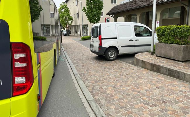Auto kollidiert mit Linienbus
