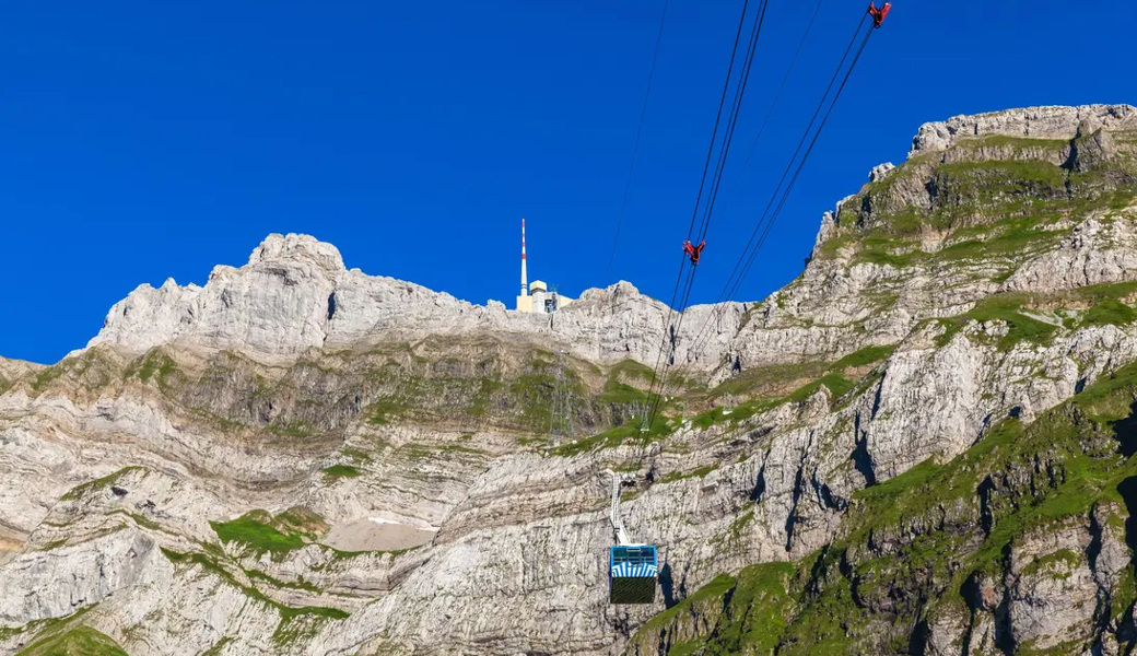 Grün und grau, aber kein weiss: Der Schnee auf dem Säntis ist geschmolzen.