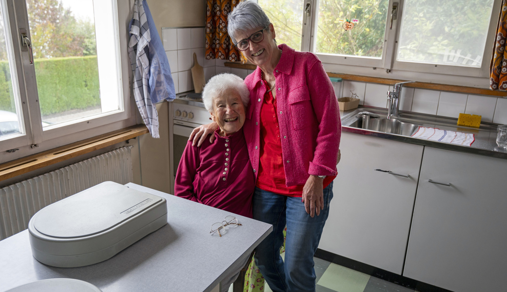 Margrith Thaler bekommt ihr Essen von Ingrid Egle geliefert.
