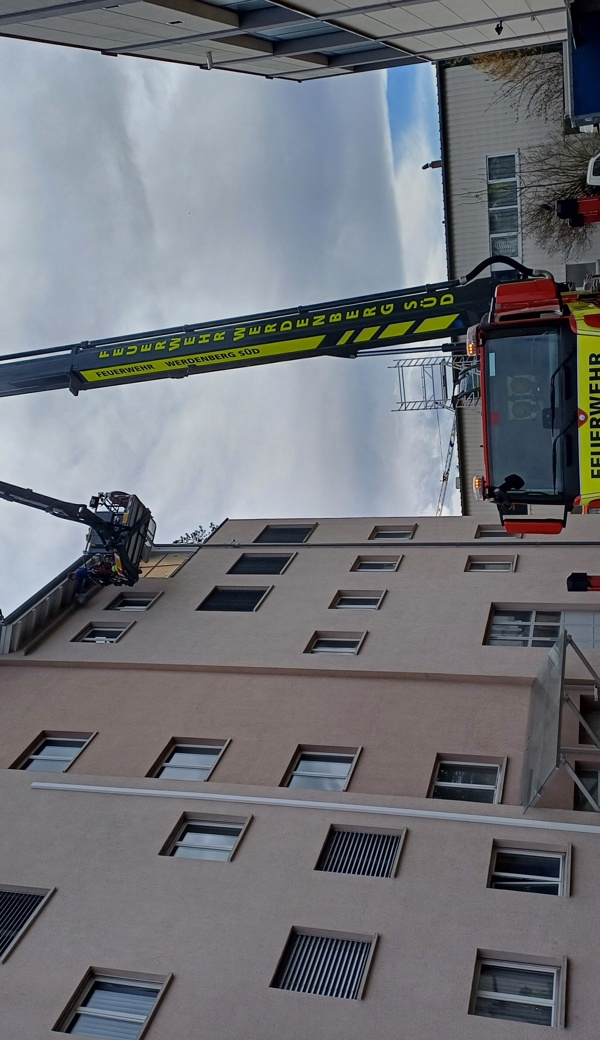 Die Helferinnen und Helfer säuberten Vogelnester, zum Teil mit Unterstützung der Feuerwehr.