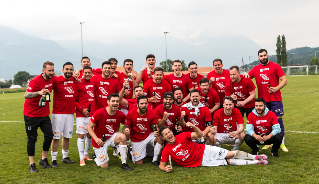 Der jubelnde FC Gams feiert den Aufstieg in die 3. Liga.