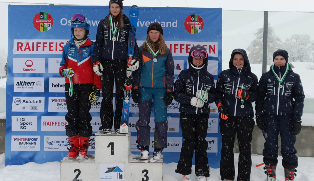 Melina Zäch vom Skiclub Gams (Zweite von links) gewann zum Auftakt der OSSV-Skisaison gleich beide Slalomrennen. Bild: PD