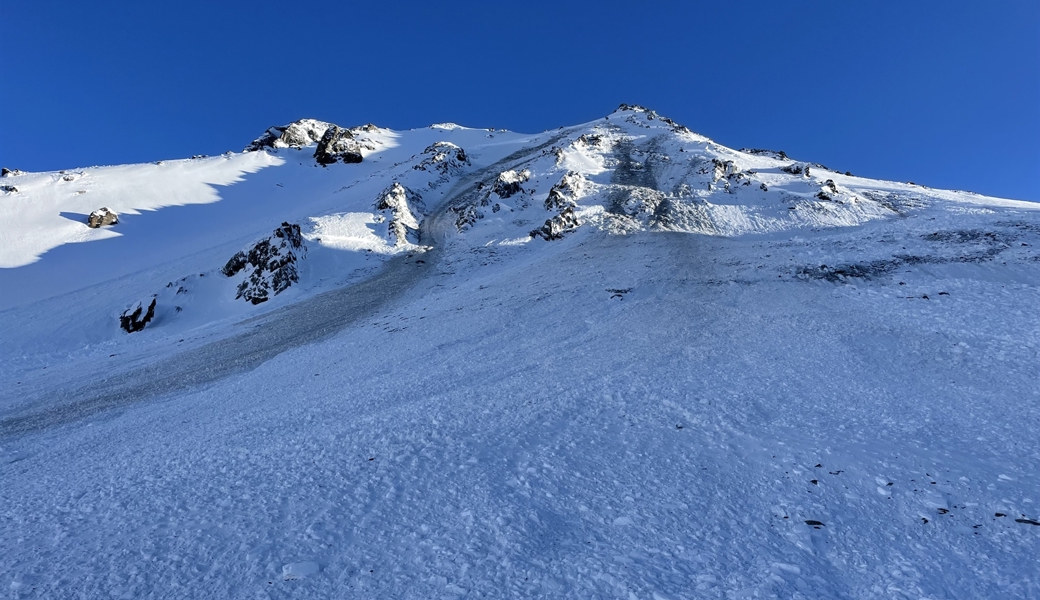 Zwei Lawinen verschütteten die Skitourengänger.