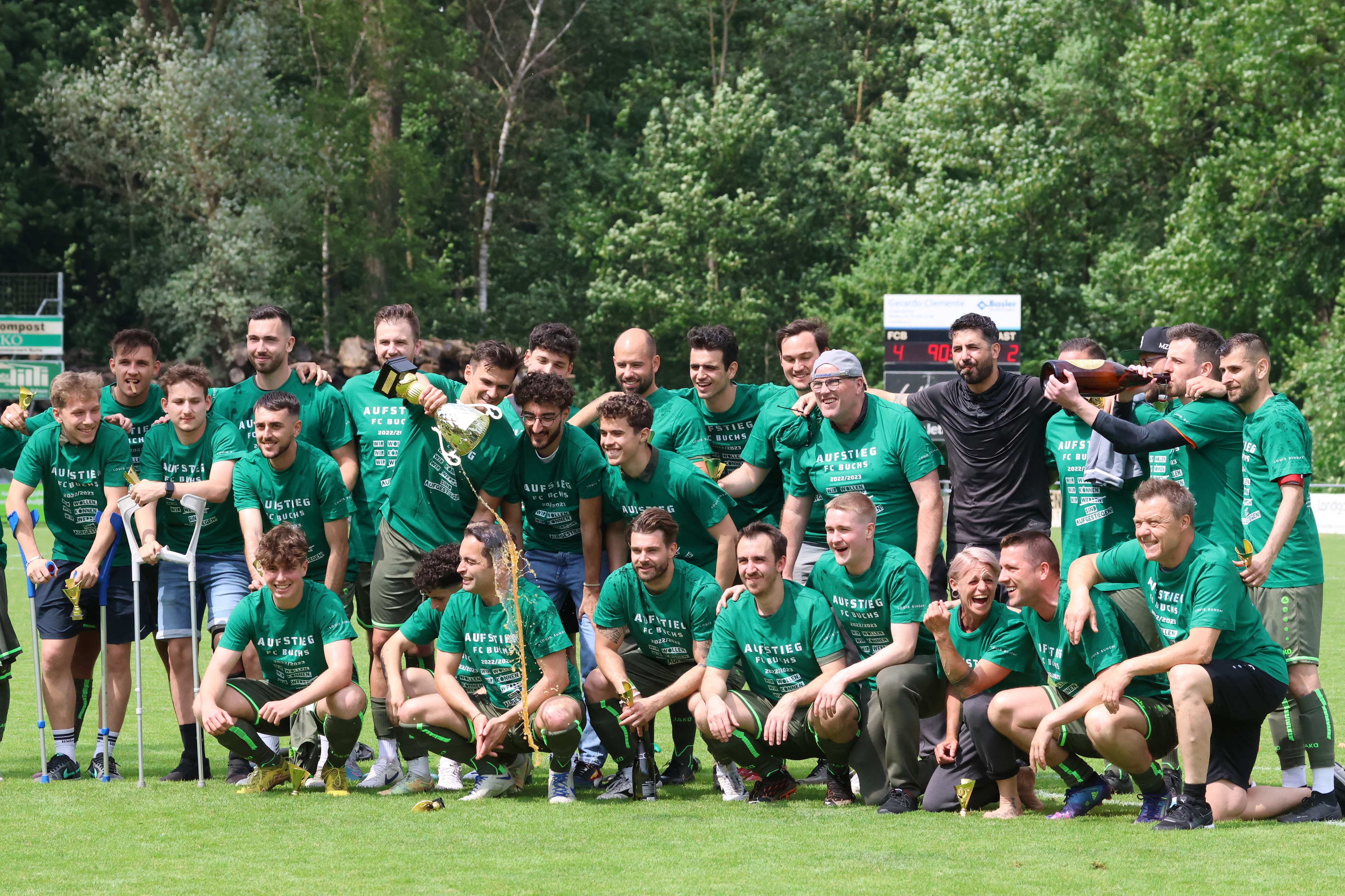 Endlich darf gefeiert werden: FC Buchs in Champagnerlaune