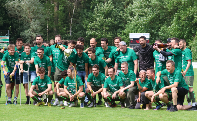 Endlich darf gefeiert werden: FC Buchs in Champagnerlaune