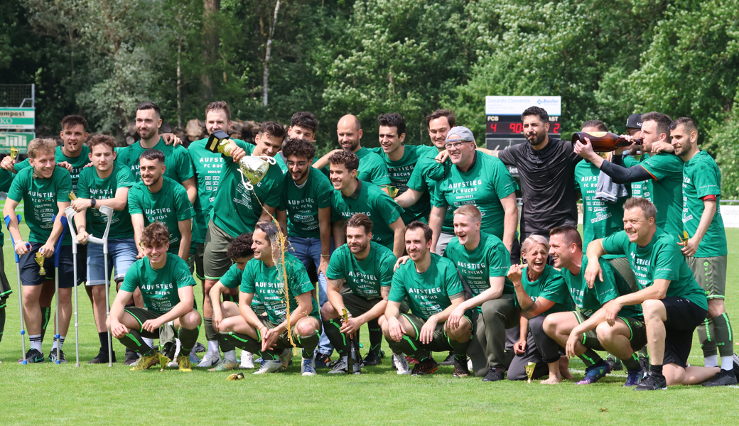 Grandiose Saison: Spieler und Betreuer des FC Buchs feiern den Aufstieg in die 2. Liga.