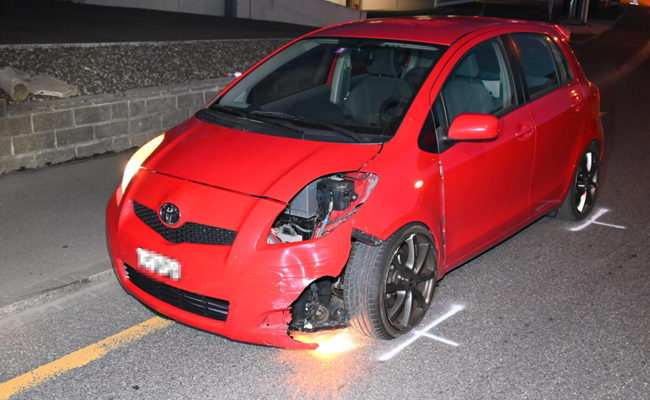 Alkoholisierte 25-Jährige schläft beim Autofahren ein und fährt Pfosten um