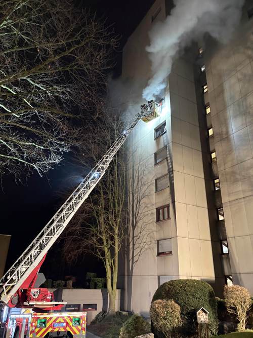 Mit einem Hubretter wurden die Bewohnerinnen und Bewohner des Hochhauses in Sicherheit gebracht.
