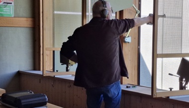 Christoph Winter bester Pistolenschütze zum Auftakt