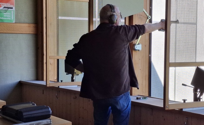Christoph Winter bester Pistolenschütze zum Auftakt