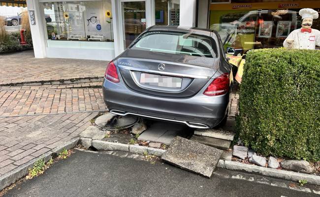 86-Jähriger fährt mit Auto in Gartenwirtschaft – den Ausweis ist er nun los