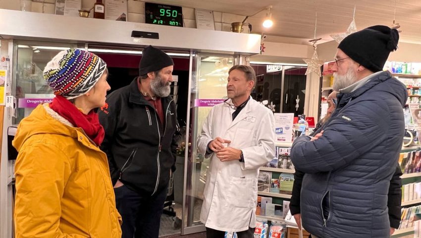  Markus Grieshaber von der Drogerie Abderhalden in Wildhaus im Gespräch mit Kunden.