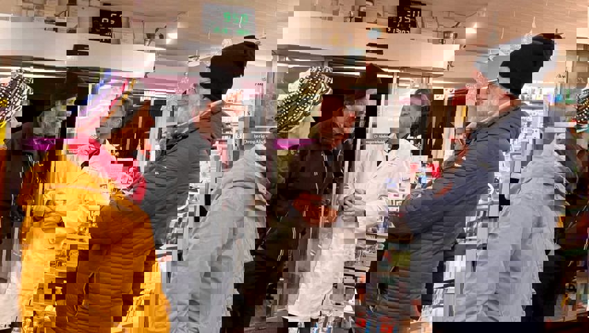  Markus Grieshaber von der Drogerie Abderhalden in Wildhaus im Gespräch mit Kunden.