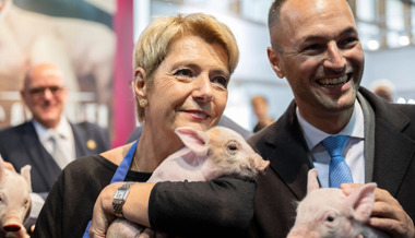 Bundespräsidentin Keller-Sutter herzt das Säuli: Jetzt kann die Olma losgehen