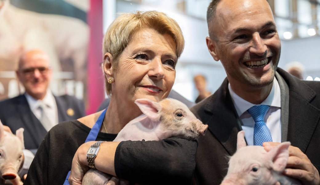 Das Traumpaar des Tages: Bundespräsidentin Karin Keller-Sutter und Promi-Säuli Paola. Und auch Mathias Reynard, Regierungspräsident des Kanton Wallis, durfte mit aufs Foto.