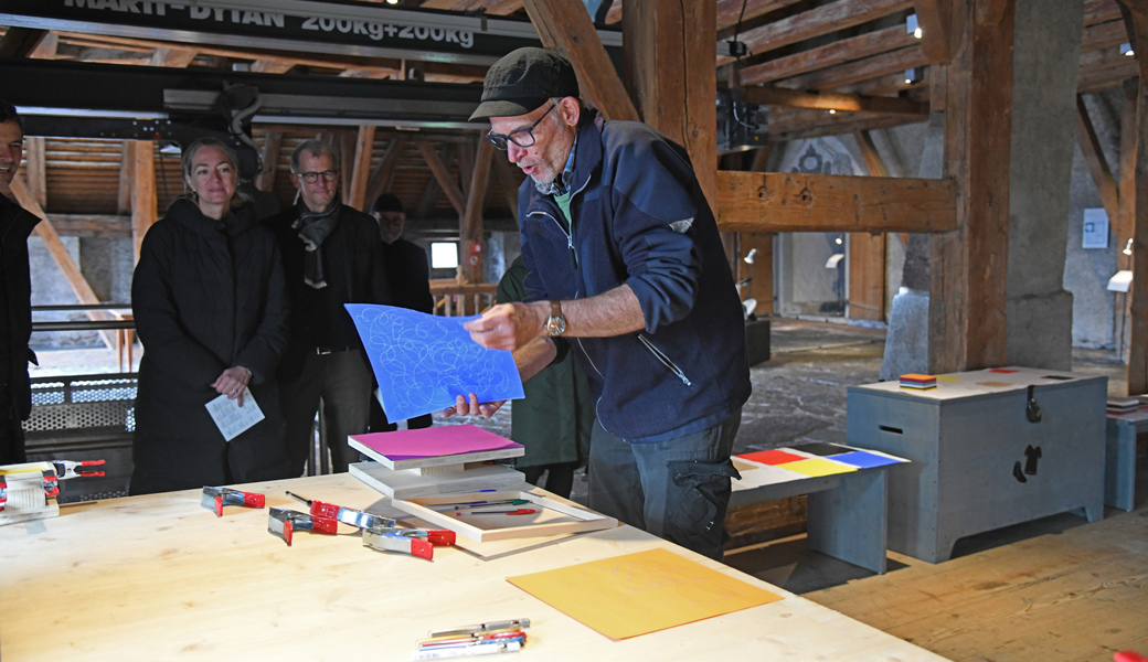  Echos auf Papier: Beim Echomat von Bernhard Keller dürfen Besucherinnen und Besucher selber Hand anlegen. Bilder: Corinne Hanselmann