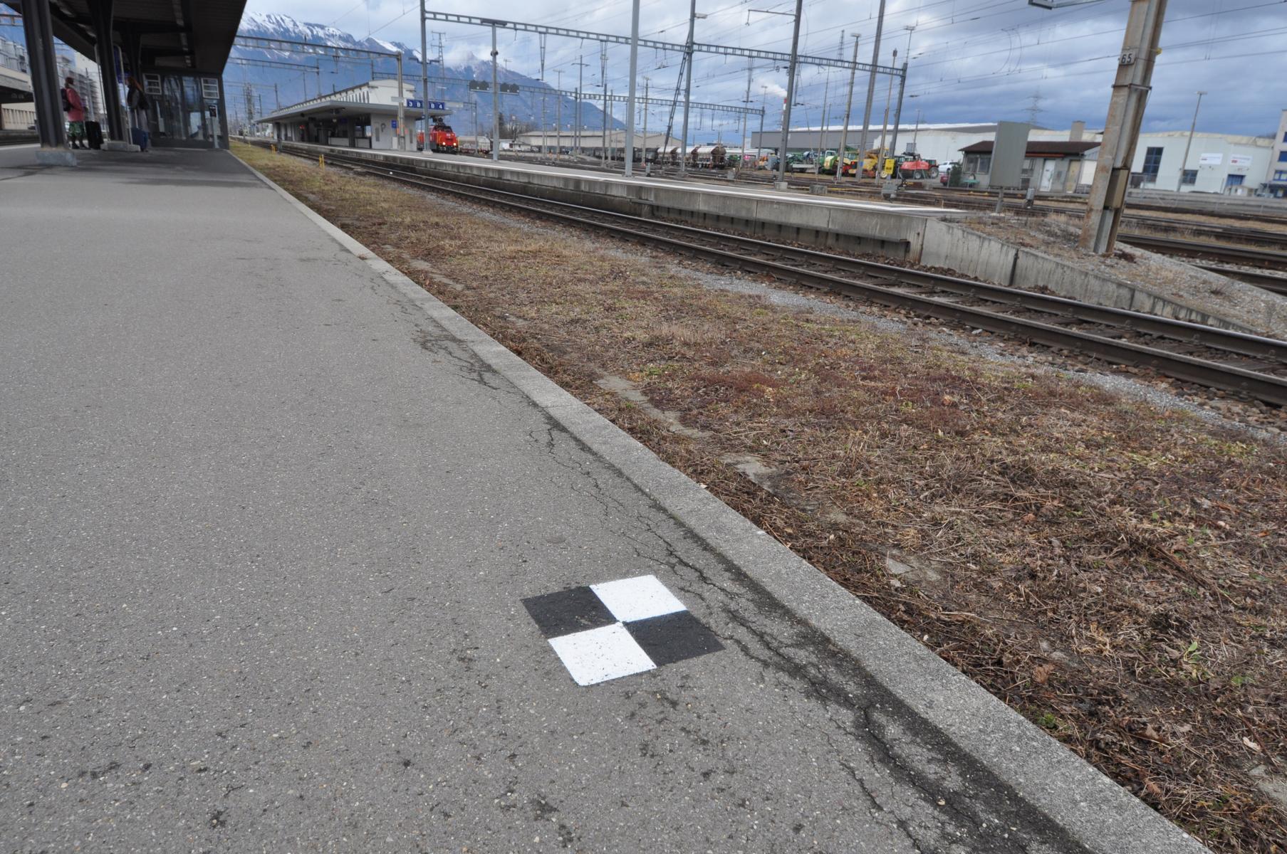 Schwarz-weisse «Schachfelder»: Was hat diese Markierung am Bahnhof zu bedeuten?