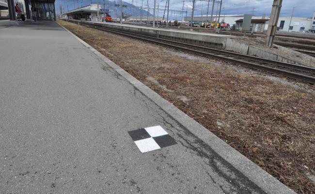 Schwarz-weisse «Schachfelder»: Was hat diese Markierung am Bahnhof zu bedeuten?