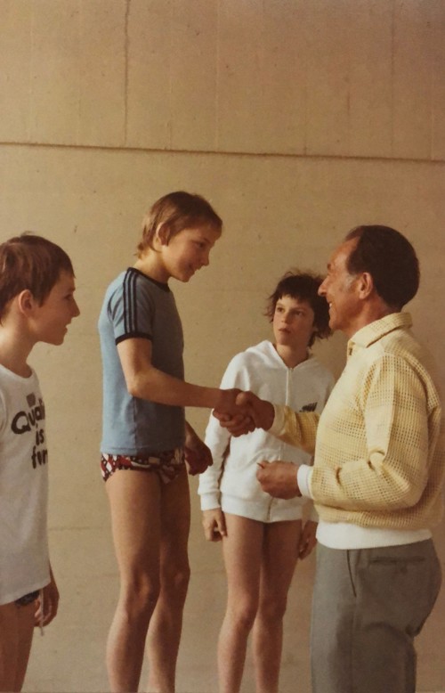 Stephan Widmer (links) nimmt für seinen ersten Titelgewinn 1979 die Gratulationen entgegen.