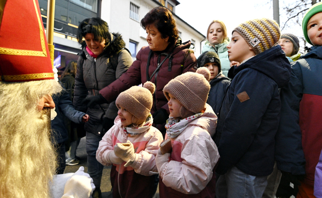 Biberli für brave Kinder: Grosser Chlauseinzug in der Bahnhofstrasse