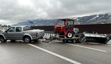 Auf der A3 bei Sargans geriet ein Anhängerzug ins Schlingern – Ladung kippte auf Fahrbahn