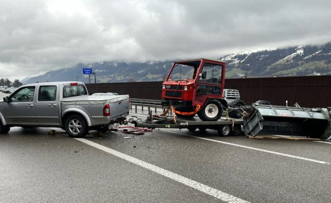 Auf der A3 bei Sargans geriet ein Anhängerzug ins Schlingern – Ladung kippte auf Fahrbahn
