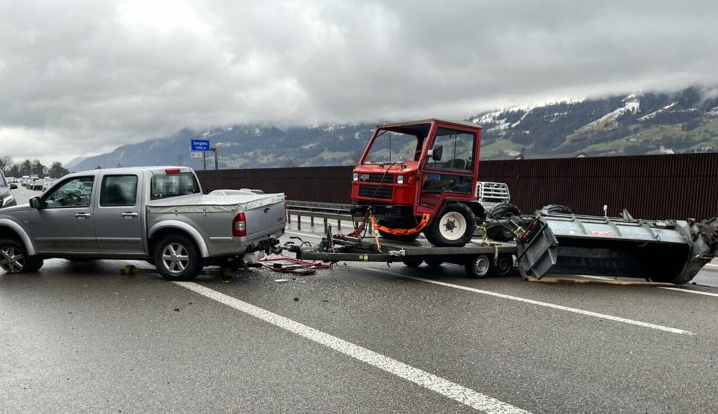  Die Ladung kippte teilweise auf die Fahrbahn. 