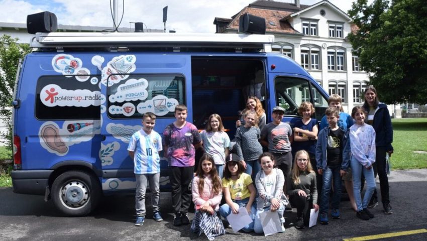 Erinnerungsbild fürs Klassenalbum: Die Schülerinnen und Schüler der 4. Klasse vor dem mobilen Radiostudio, das diese Woche vom Schulhaus Weite aus sendet. Erinnerungsbild fürs Klassenalbum: Die Schülerinnen und Schüler der 4. Klasse vor dem mobilen Radiostudio, das diese Woche vom Schulhaus Weite aus sendet.