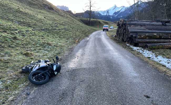 Rollerfahrer in der Laad auf vereister Strasse gestürzt