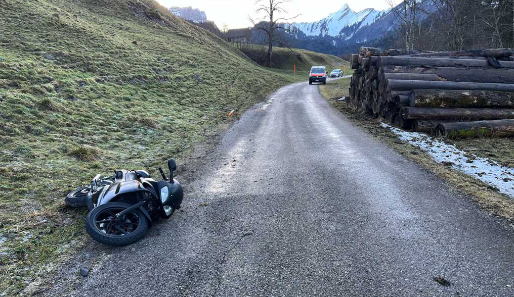 Dass die Strasse vereist war, bemerkte der Fahrer des Rollers zu spät.