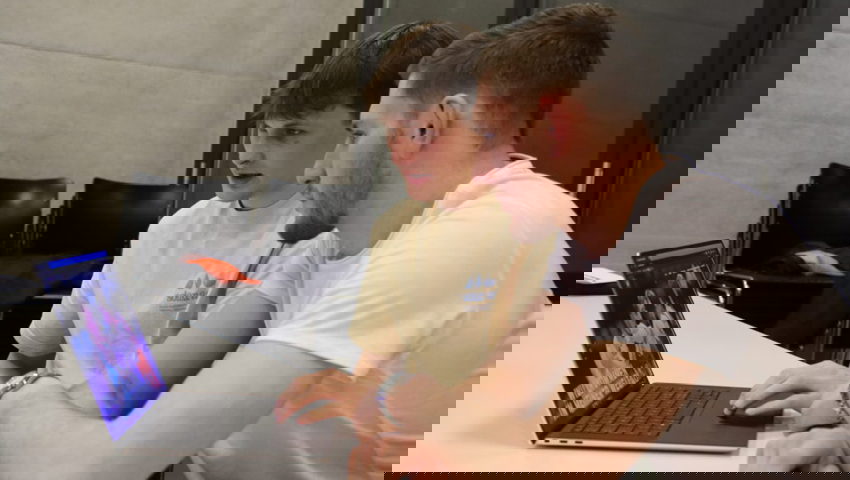  Einen guten Eindruck will Andreas Vetsch auch in den sozialen Medien machen. Hier hilft ihm Nicolas Steiger (links). 