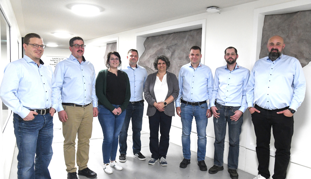 Der aktuelle Vorstand des Feuerwehrverbandes mit der neuen und der bisherigen Protokollführerin, von links: Alexander Zogg, Roland Eggenberger, Sabrina Berger, Philipp Kaiser, Karin Schäpper, Christoph Rhyner, Marco Bertoldi und Thomas Sturzenegger.