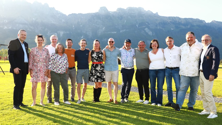 Die Preisträgerinnen und Preisträger des ersten HCP-Rallye-Turniers 2026 zusammen mit den Offiziellen (von links): Reiner Horlacher (Manager GC Gams-Werdenberg), Andrea Wesser, Roland Hasler, Ursula Trüssel, Mathias Hasler, Maurizio Sozzi, Nina Mathis, Yannick Zurflüh, Moritz Mayr, Konrad Pucker, Claudia Pucker, Bernhard Laburda, Robert Hehle und Thomas Schaber (GVL-Generalsekretär).