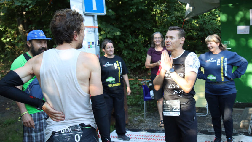  Der Zweitplatzierte Richard Jung aus Deutschland (links) hält mit dem Sieger Kenneth Vanthuyne noch einen kurzen Schwatz, ehe es für ihn noch einige Laufrunden weiter geht. 