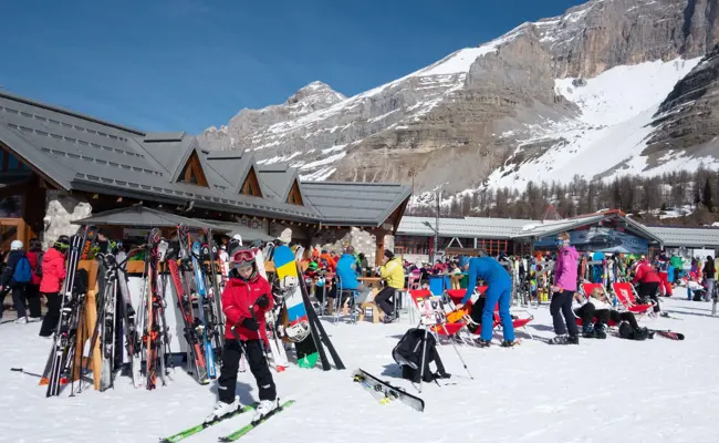 Dichtestress auf der Skipiste: Warum jetzt über Zutrittsbeschränkungen gestritten wird