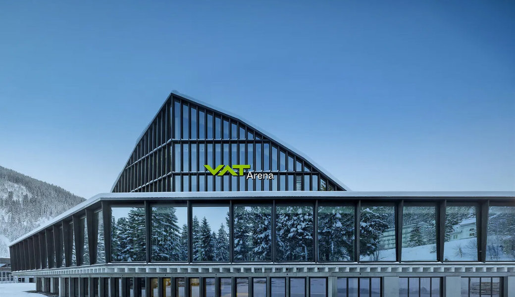 Zwei erfolgreiche Unternehmen spannen weiter zusammen: Das Eisstadion in Davos heisst nun VAT Arena.