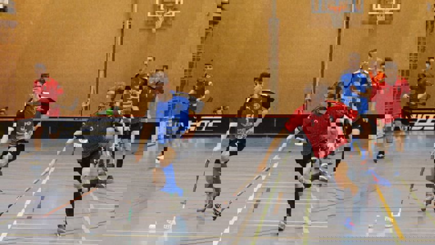  Hannes Bicker versucht den nächsten Angriff zu lancieren. In der Schlusssekunde trifft er nach einer ausgeklügelten Freistossvariante zum 9:4-Endstand. 