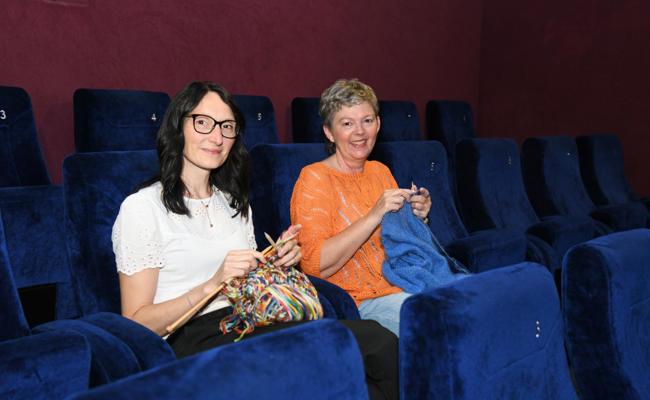 Mit Gleichgesinnten lismen und Filme schauen