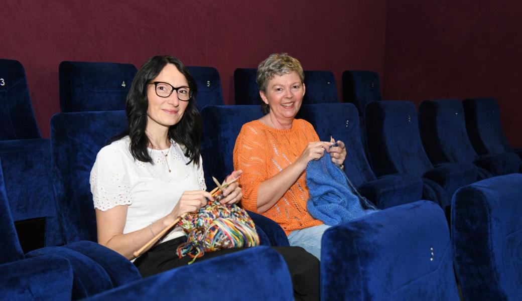 Carmen Kraye (links) und Ursula Oesch freuen sich auf die Premiere des Strick-Kinos.  