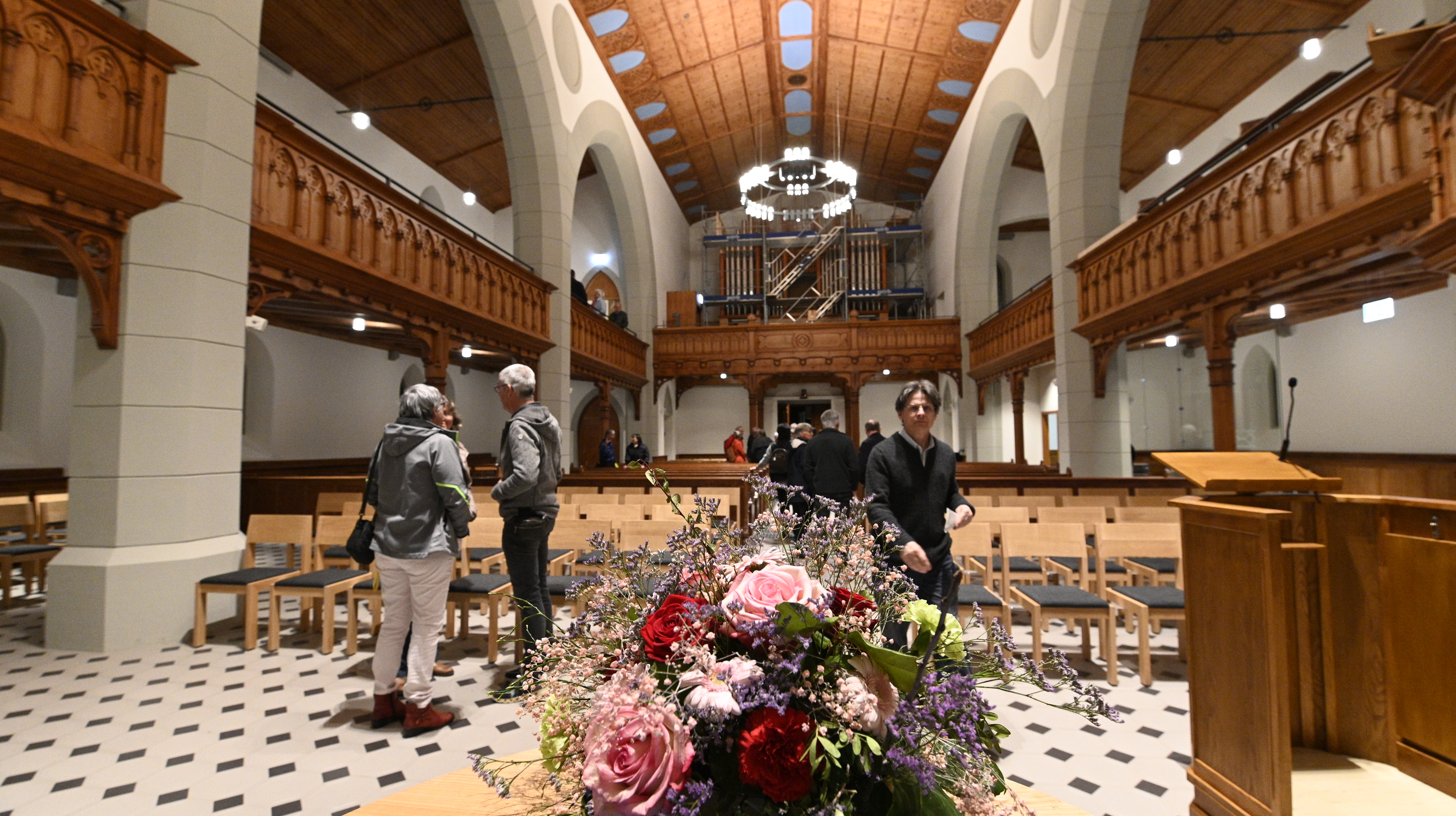 «Schön geworden»: In der Kirche riecht es nach Neu
