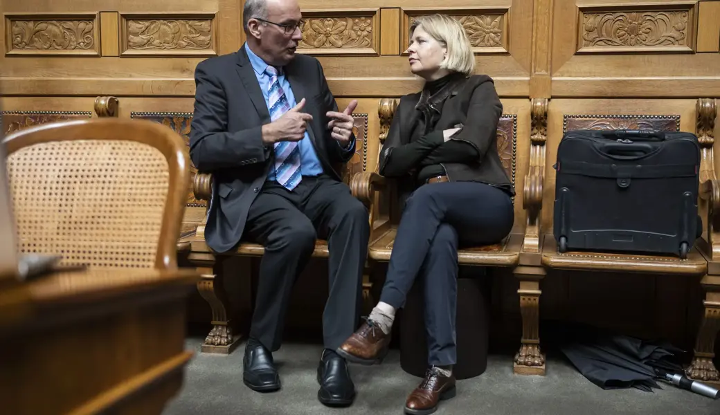 Dieses Bild sieht man im Bundeshaus öfter: Der St.Galler Mitte-Nationalrat Markus Ritter und die St.Galler SVP-Ständerätin Esther Friedli im Gespräch. 