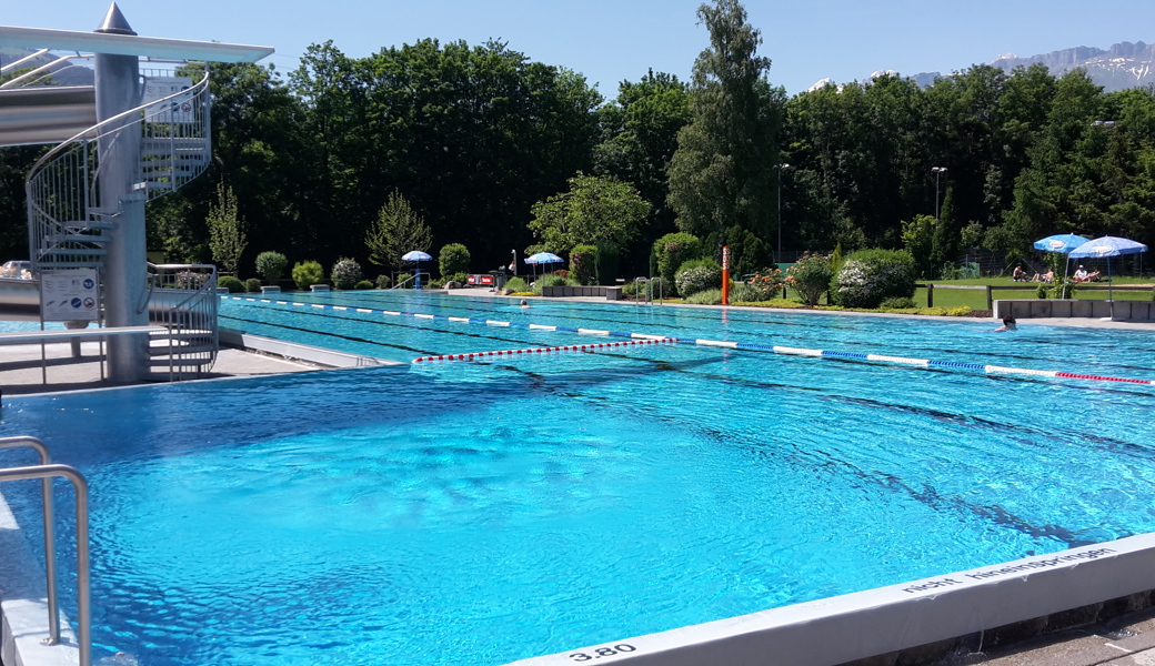 Sonniger Tag im Freibad Rheinau. Zum Sommerbeginn war das Wetter aber nicht gnädig.