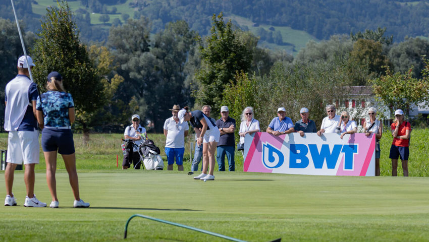  Die Golfspielerinnen geniessen es, wieder vor Publikum spielen zu dürfen. 