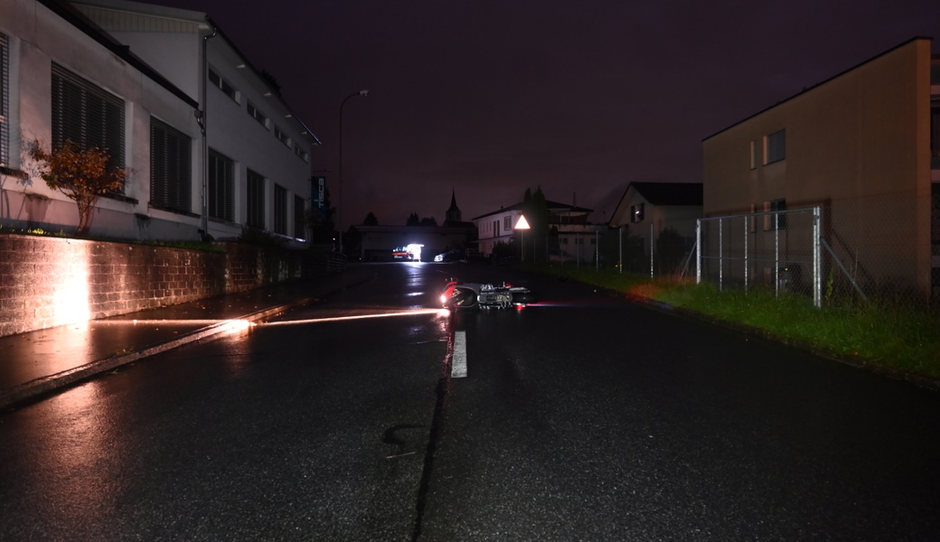 Der Motorradfahrer stürzte auf regennasser Fahrbahn.
