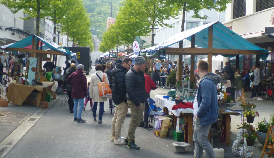  Die Strasse belebte sich vor allem am Nachmittag. Bilder: Hansruedi Rohrer