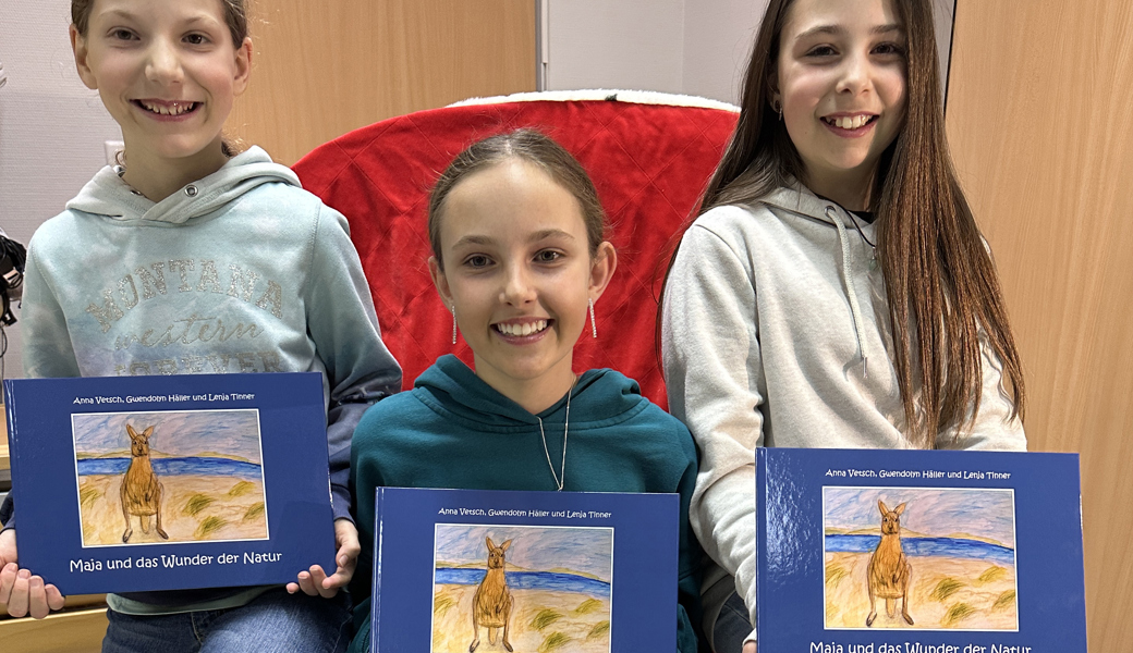 Anna Vetsch, Gwendolyn Häller und Lenja Tinner von der 5. Primarschuleklasse Sax präsentieren stolz ihr eigenes Buch.